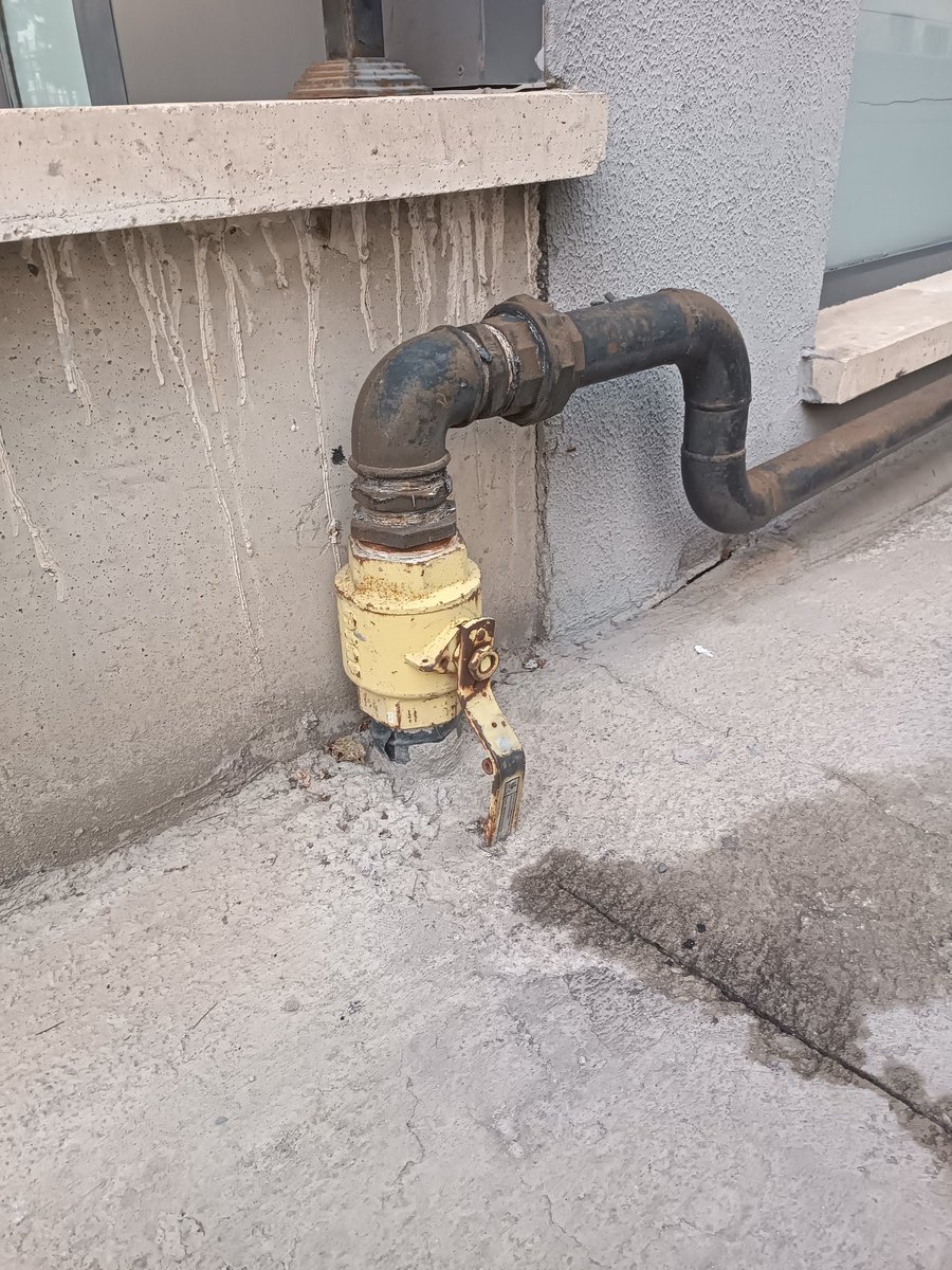 Geçen gün normalde geçmediğim bir yere gittim ve karşıma bu çıktı.
Betonu atan güzel yapmış, hatta bir çok detayı düşünmüş ama #vana buna dahil değil! Oysa kolunu yukarı almak kolaydı. Yada başka yöntem de bulunurdu. Ama artık çok geç.

#doğalgaz #beton #emniyet #güvenlik #tedbir