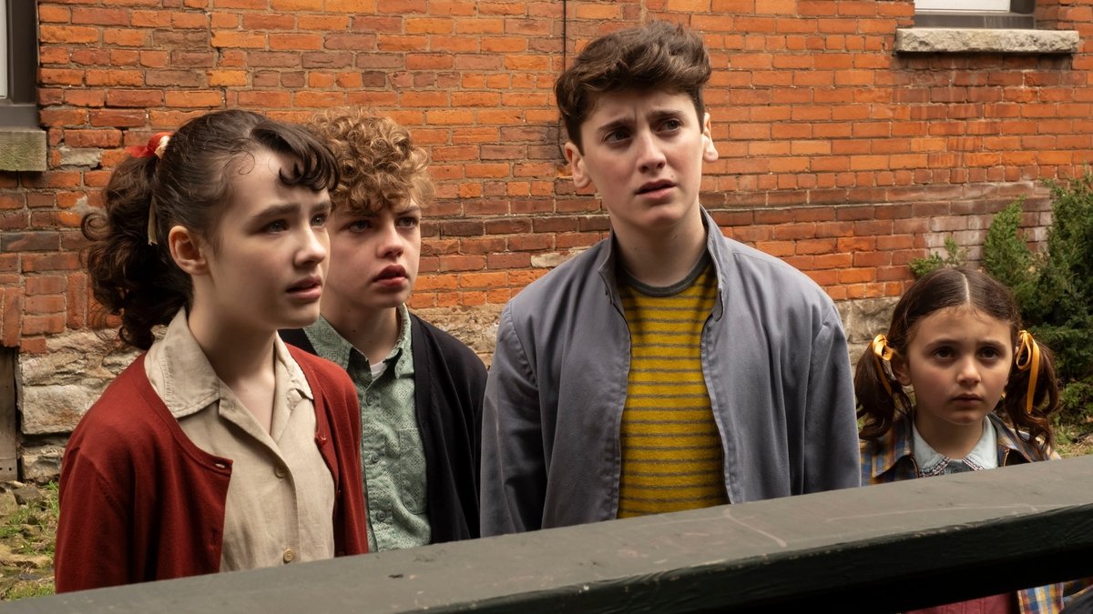 TVFanatic's tweet image. The streets of Derry are eerie, the visuals are stunning… but something feels off 😳👀 tvfanatic.com/this-is-why-im… #ItWelcomeToDerry # ItChapterTwo #HorrorSeries #CreepyVibes