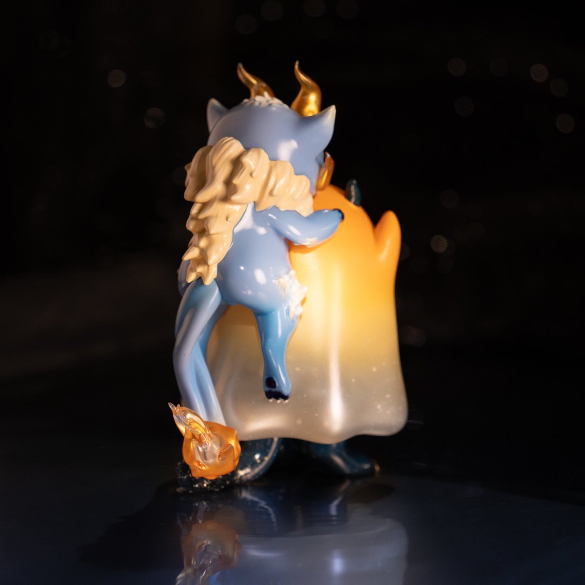 yolozuya_studio's tweet photo. 【背犼靈 - 夕喰の色】
ガガァ～～～～！
ママぁぁぁ…かまれた！！🔥👻
Material：Sofubi
Size：75×104×145mm
Design：YOLOZUYA × Ghost John
Price：NTD 4,500
📍TTF 2025 台北トイフェスティバル
🗓️11月13日〜16日／華山1914
#幽霊製造所 #GhostJohn
#犼太郎 #Hotarou #有樂作業 #Yolozuya
#ソフビ https://t.co/6pBZokhKm3