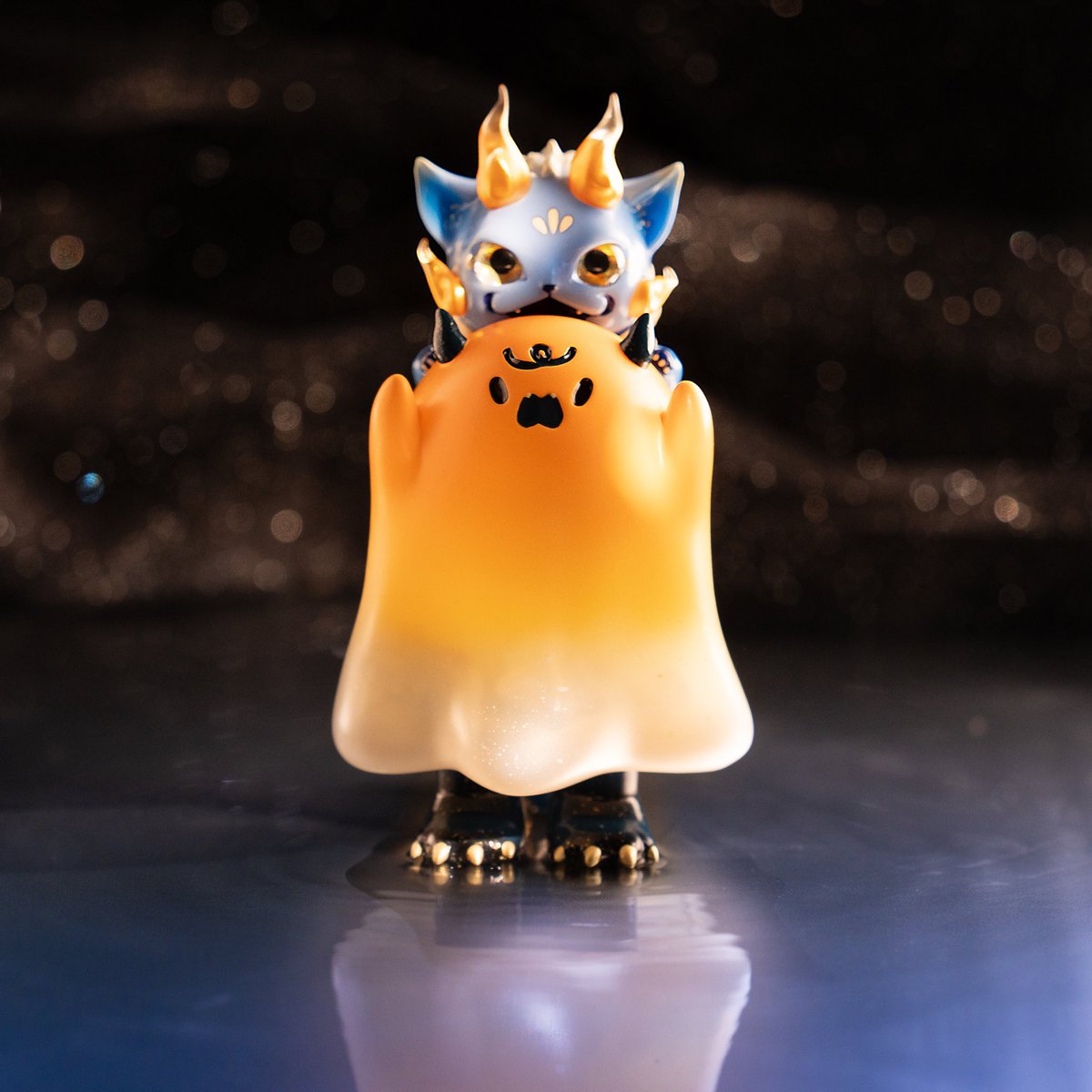 yolozuya_studio's tweet photo. 【背犼靈 - 夕喰の色】
ガガァ～～～～！
ママぁぁぁ…かまれた！！🔥👻
Material：Sofubi
Size：75×104×145mm
Design：YOLOZUYA × Ghost John
Price：NTD 4,500
📍TTF 2025 台北トイフェスティバル
🗓️11月13日〜16日／華山1914
#幽霊製造所 #GhostJohn
#犼太郎 #Hotarou #有樂作業 #Yolozuya
#ソフビ https://t.co/6pBZokhKm3