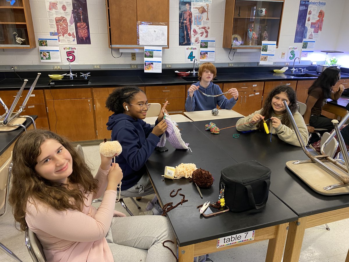 MoCoRec's tweet image. Between cheerleading practices, perfecting knitting and crocheting skills, creating computer art and more, there are a bunch of clubs that students are enjoying at our #RecXtra afterschool program at Rosa Parks Middle School! 

Learn more about RecXtra ➡️ ow.ly/BWOi50XlMeS.