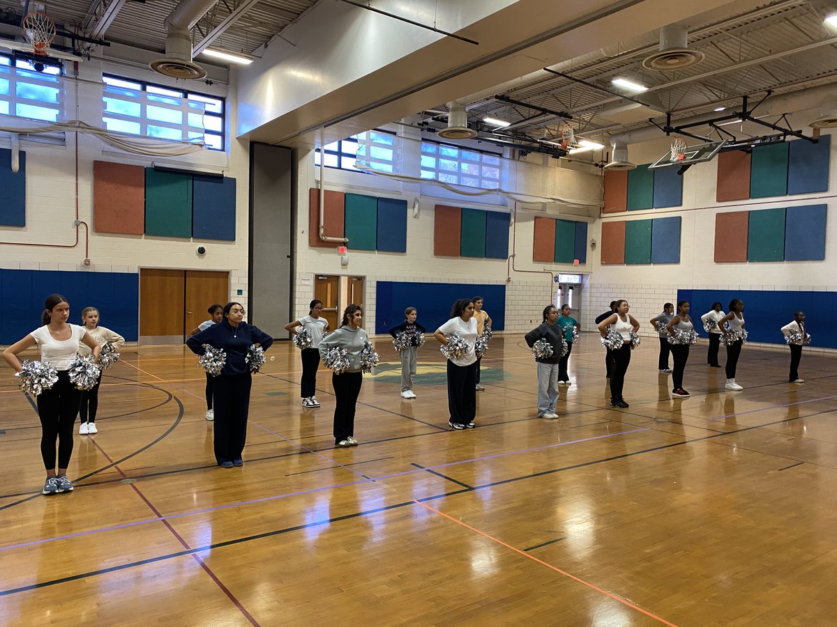 MoCoRec's tweet image. Between cheerleading practices, perfecting knitting and crocheting skills, creating computer art and more, there are a bunch of clubs that students are enjoying at our #RecXtra afterschool program at Rosa Parks Middle School! 

Learn more about RecXtra ➡️ ow.ly/BWOi50XlMeS.