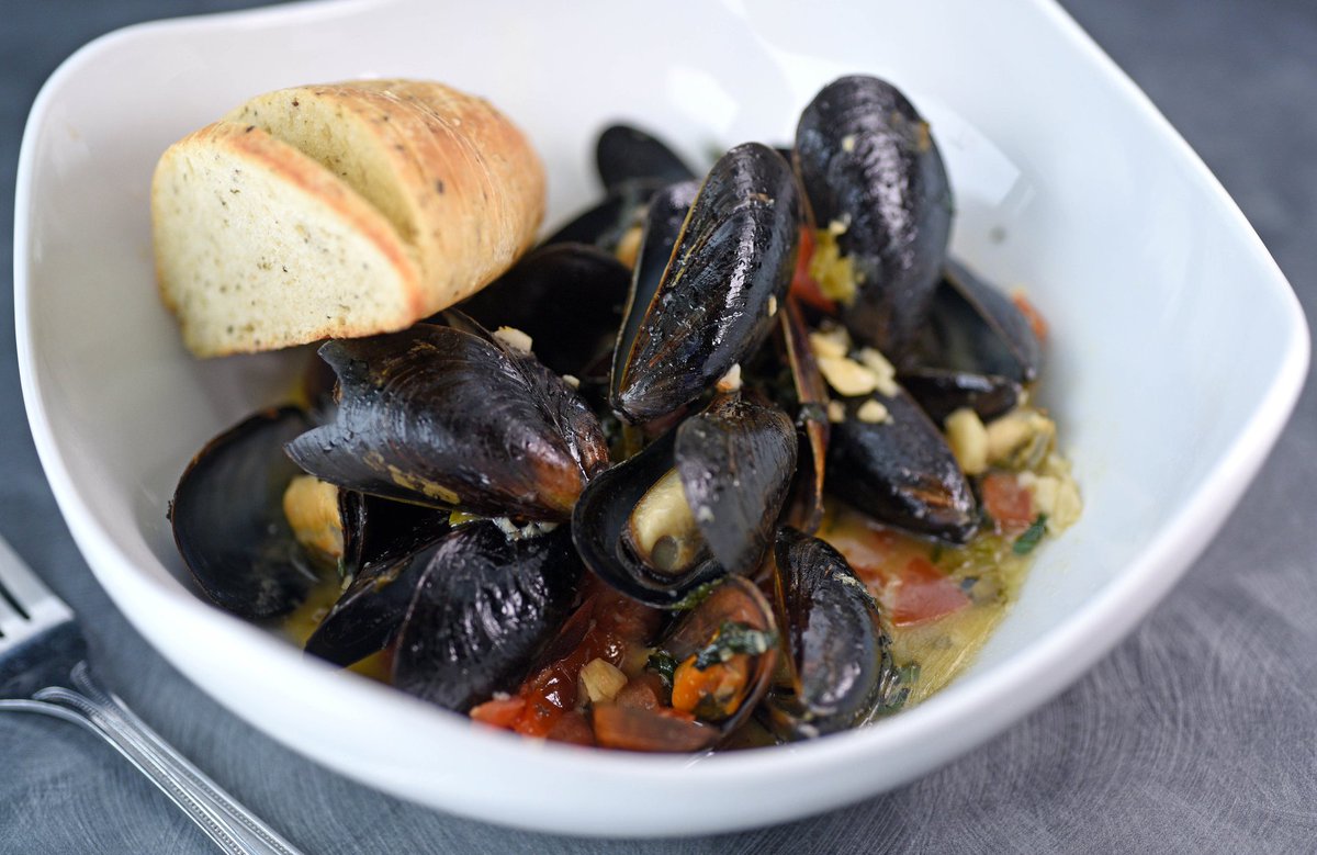 Get a taste of the sea at Grindstone Tap House with our Steamed P.E.I Mussels! 🌊🍽️ Savour the flavours of chorizo, andouille sausage, roasted corn, garlic and more. Dive in today! #GrindstoneTapHouse #SeafoodLovers #MusselMagic 🦪🍅