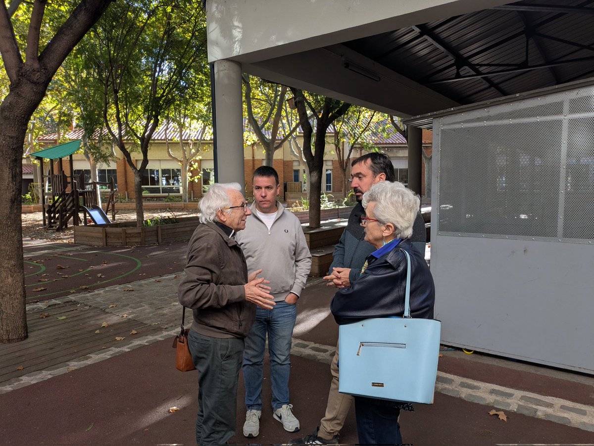 Avui el diputat <a href="/danicornella/">Dani Cornellà #Independència #EcoSocialisme</a> i el conseller comarcal <a href="/jaumemach/">Jaume Mach Homs</a> han visitat l'escola pública Arrels i la <a href="/RadioArrels/">Ràdio ARRELS</a> a la Catalunya Nord.
Dos projectes integrats a l'Associació Arrels que vetllen per la nostra llengua a l'altre banda dels Pirineus i per continuar fent bategar