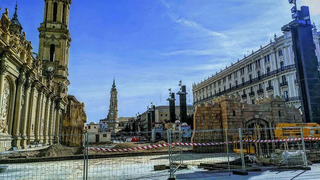 MAOrdovas's tweet photo. Llega ese momento distópico cuando empiezan a montar el belén de la plaza del Pilar y no se sabe muy bien en qué año estamos. #Zaragoza #zgz #igerszgz #instazaragoza #belén https://t.co/39eljieAgU