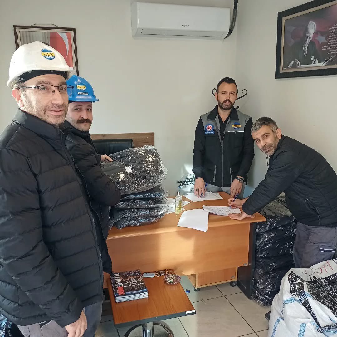 Kışa Birlik ve Dayanışmayla Hazırlanıyoruz! 

Türk Metal Sendikası Kayseri Şube Başkanlığı olarak örgütlü bulunduğumuz HES Kablo, HES Bakır ve Erciyes Çelik Halat işyerlerimizde  bugün itibarıyla sendikal kazanımımız olan kışlık sivil montlarımız sendika odalarımızda üyelerimize