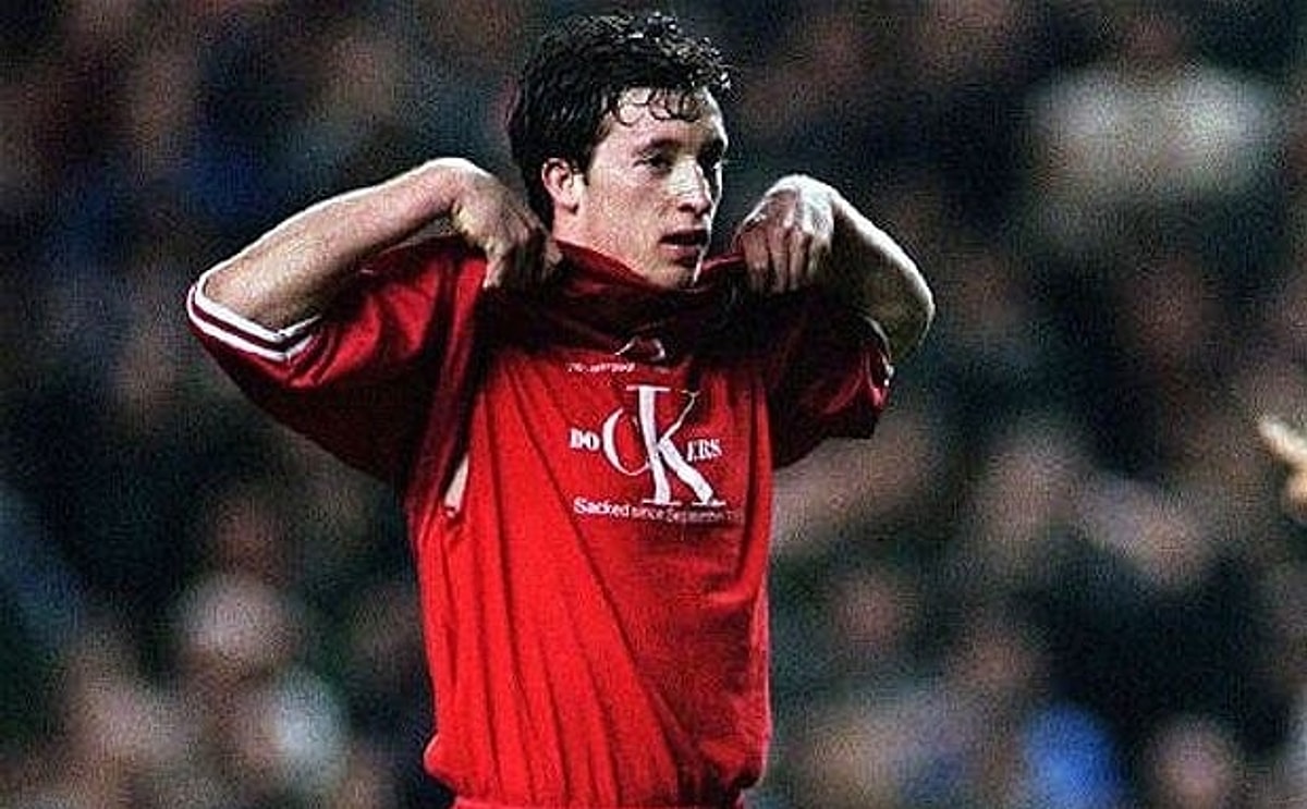 M_karahaliloglu's tweet photo. @sidriniar Bence #RobbieFowler ın yaptığı aslında futbolun kalbinden gelen bir vicdan refleksiydi. Gol sevincini bile adaletsizliğe dikkat çekmek için kullanmıştı. Belki UEFA cezayı verdi ama o anda milyonlar, futbolun sadece oyun olmadığını hatırladı. Güzel de oldu https://t.co/3FajjvCEqf