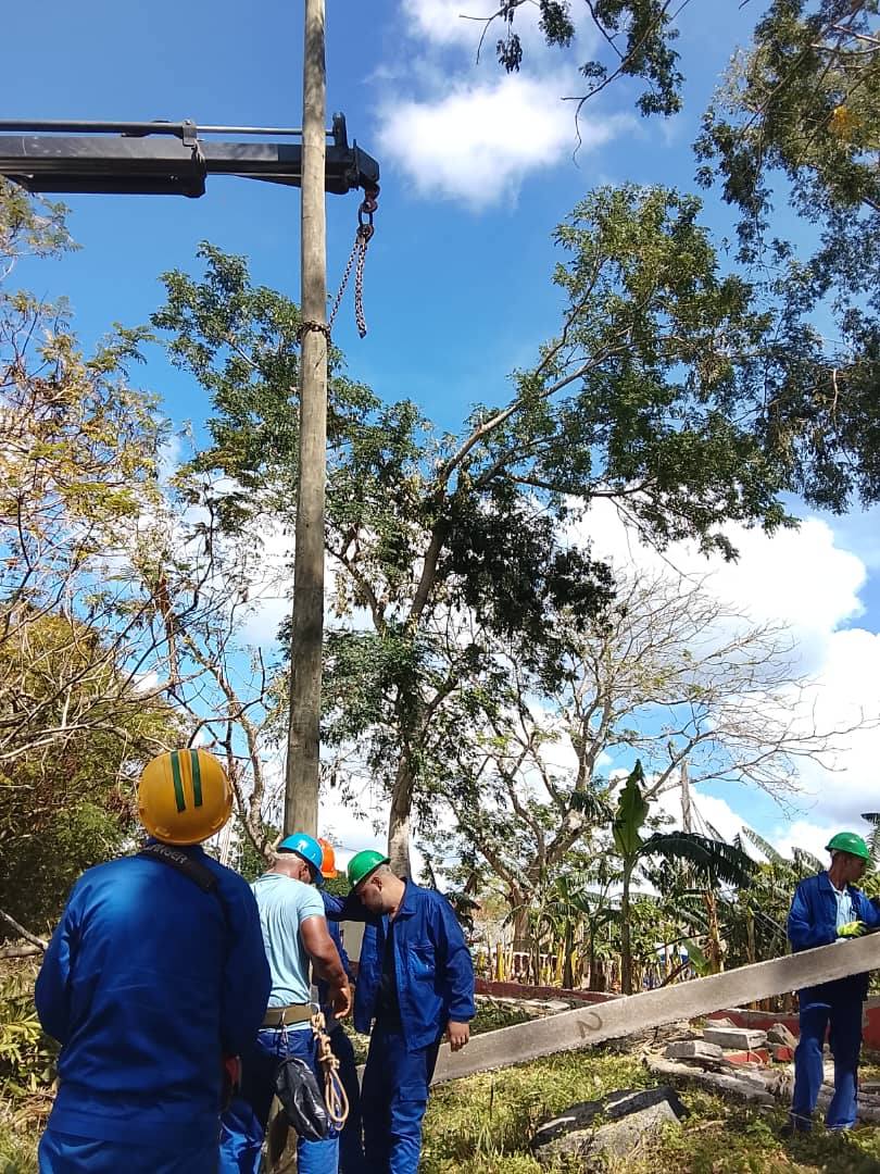 Desde la provincia de #Holguín, compartimos imágenes de nuestros linieros trabajando arduamente en la recuperación tras el paso del huracán Melissa
Ante las difíciles condiciones,  buscan alternativas, aplicando precisión para optimizar las fuerzas y los recursos #EtecsaConCuba