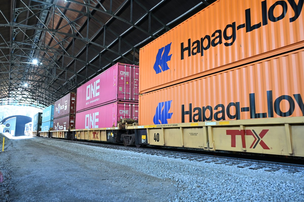 Double-stack on rail is coming to Baltimore! 🚆

Join MD Port Admin’s Nick Porter 11/5 at the Intermodal Association of Chicago as he discusses the most efficient double-stack rail service to Chicago in the nation. Starting in 2026! <a href="/CSX/">CSX</a> <a href="/portsamericahq/">Ports America</a>

ow.ly/f5LU50XlPN7