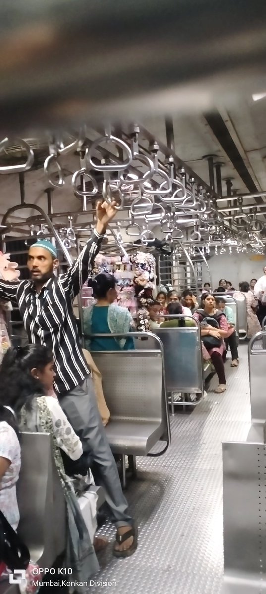 mahihindustani9's tweet photo. This vendor is traveling in ladies compartment he is trying to misbehave with the ladies when i shouted loudly on him he ran away from running train @RailwaySeva @WesternRly @rpfwr1 @PiyushGoyal @AshwiniVaishnaw @IRCTCofficial pls provide a lady constable in evey lady compt https://t.co/tTsp00nEWp