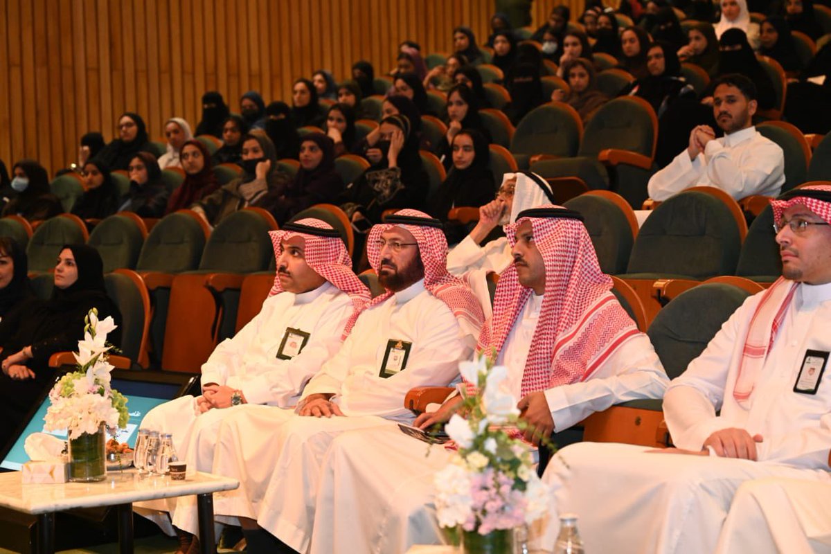 fea_kau's tweet photo. نظم قسم المالية بكلية الاقتصاد والإدارة اللقاء العلمي “ثروة الغد” تزامنًا مع اليوم العالمي للادخار.
شارك في اللقاء كلٌّ من:
•د. لمياء الساعدي، متحدثة عن التخطيط المالي المستدام.
•د. بسمة خوجة، متحدثة عن ريادة الأعمال كمسار للاستثمار.
•أ. سلطان الخيال، متحدثًا عن الاستثمار المالي والمصرفية المفتوحة.
•أ. صلاح خاشقجي، متحدثًا عن المستشار المالي الآلي.

تناول المشاركون عددًا من الموضوعات المتعلقة بالادخار، أعقبها ندوة حوارية جمعت المتحدثين لتلخيص أبرز الأفكار المطروحة، وتقديم رؤى متنوعة حول أهمية الادخار ودوره في تحقيق الاستقرار المالي على مستوى الفرد والمجتمع.

وافتتح اللقاء عميد كلية الاقتصاد والإدارة، د. تميم البسام، مرحبًا بالضيوف من داخل الجامعة وخارجها، ومثمنًا الجهود المبذولة في تنظيم الفعالية والمشاركة فيها.

وقد نجح المشاركون في إبراز مفهوم الادخار كأحد الركائز الاقتصادية العالمية لتحقيق الأمان المالي والتنمية المستدامة.

وشهدت الفعالية، التي أقيمت في مركز الملك فيصل للمؤتمرات بالجامعة، حضورًا لافتًا من منسوبي الكلية من الأكاديميين والإداريين، إلى جانب عدد من المهتمين بالشأن الاقتصادي والمالي، الذين أعربوا عن تقديرهم لإقامة مثل هذه الفعاليات التي تستعرض تجارب الخبراء وتسهم في رفع الوعي المالي لدى المجتمع.

يُذكر أن اليوم العالمي للادخار يُحتفل به في الواحد والثلاثين من أكتوبر من كل عام، بهدف الترويج لثقافة الادخار ونشر الوعي المجتمعي بأهميته لتحقيق الاستقرار الاقتصادي.