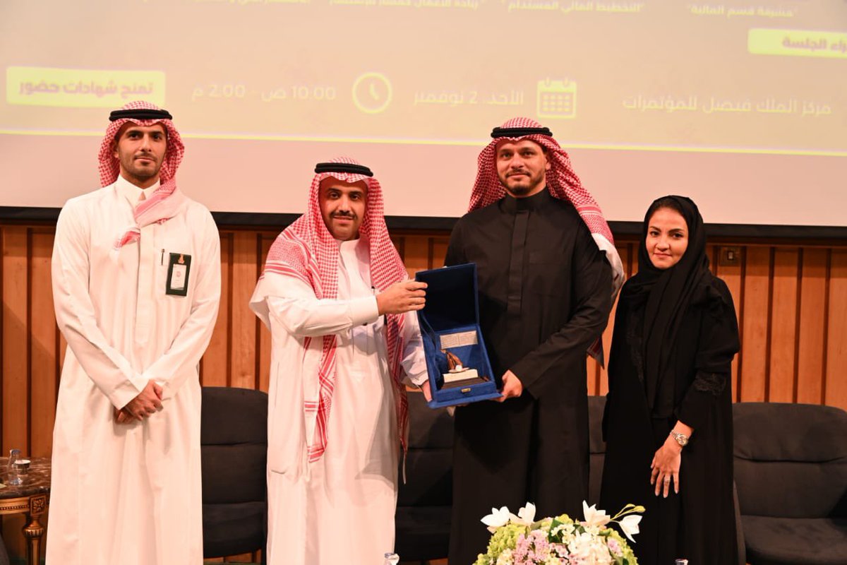 fea_kau's tweet photo. نظم قسم المالية بكلية الاقتصاد والإدارة اللقاء العلمي “ثروة الغد” تزامنًا مع اليوم العالمي للادخار.
شارك في اللقاء كلٌّ من:
•د. لمياء الساعدي، متحدثة عن التخطيط المالي المستدام.
•د. بسمة خوجة، متحدثة عن ريادة الأعمال كمسار للاستثمار.
•أ. سلطان الخيال، متحدثًا عن الاستثمار المالي والمصرفية المفتوحة.
•أ. صلاح خاشقجي، متحدثًا عن المستشار المالي الآلي.

تناول المشاركون عددًا من الموضوعات المتعلقة بالادخار، أعقبها ندوة حوارية جمعت المتحدثين لتلخيص أبرز الأفكار المطروحة، وتقديم رؤى متنوعة حول أهمية الادخار ودوره في تحقيق الاستقرار المالي على مستوى الفرد والمجتمع.

وافتتح اللقاء عميد كلية الاقتصاد والإدارة، د. تميم البسام، مرحبًا بالضيوف من داخل الجامعة وخارجها، ومثمنًا الجهود المبذولة في تنظيم الفعالية والمشاركة فيها.

وقد نجح المشاركون في إبراز مفهوم الادخار كأحد الركائز الاقتصادية العالمية لتحقيق الأمان المالي والتنمية المستدامة.

وشهدت الفعالية، التي أقيمت في مركز الملك فيصل للمؤتمرات بالجامعة، حضورًا لافتًا من منسوبي الكلية من الأكاديميين والإداريين، إلى جانب عدد من المهتمين بالشأن الاقتصادي والمالي، الذين أعربوا عن تقديرهم لإقامة مثل هذه الفعاليات التي تستعرض تجارب الخبراء وتسهم في رفع الوعي المالي لدى المجتمع.

يُذكر أن اليوم العالمي للادخار يُحتفل به في الواحد والثلاثين من أكتوبر من كل عام، بهدف الترويج لثقافة الادخار ونشر الوعي المجتمعي بأهميته لتحقيق الاستقرار الاقتصادي.