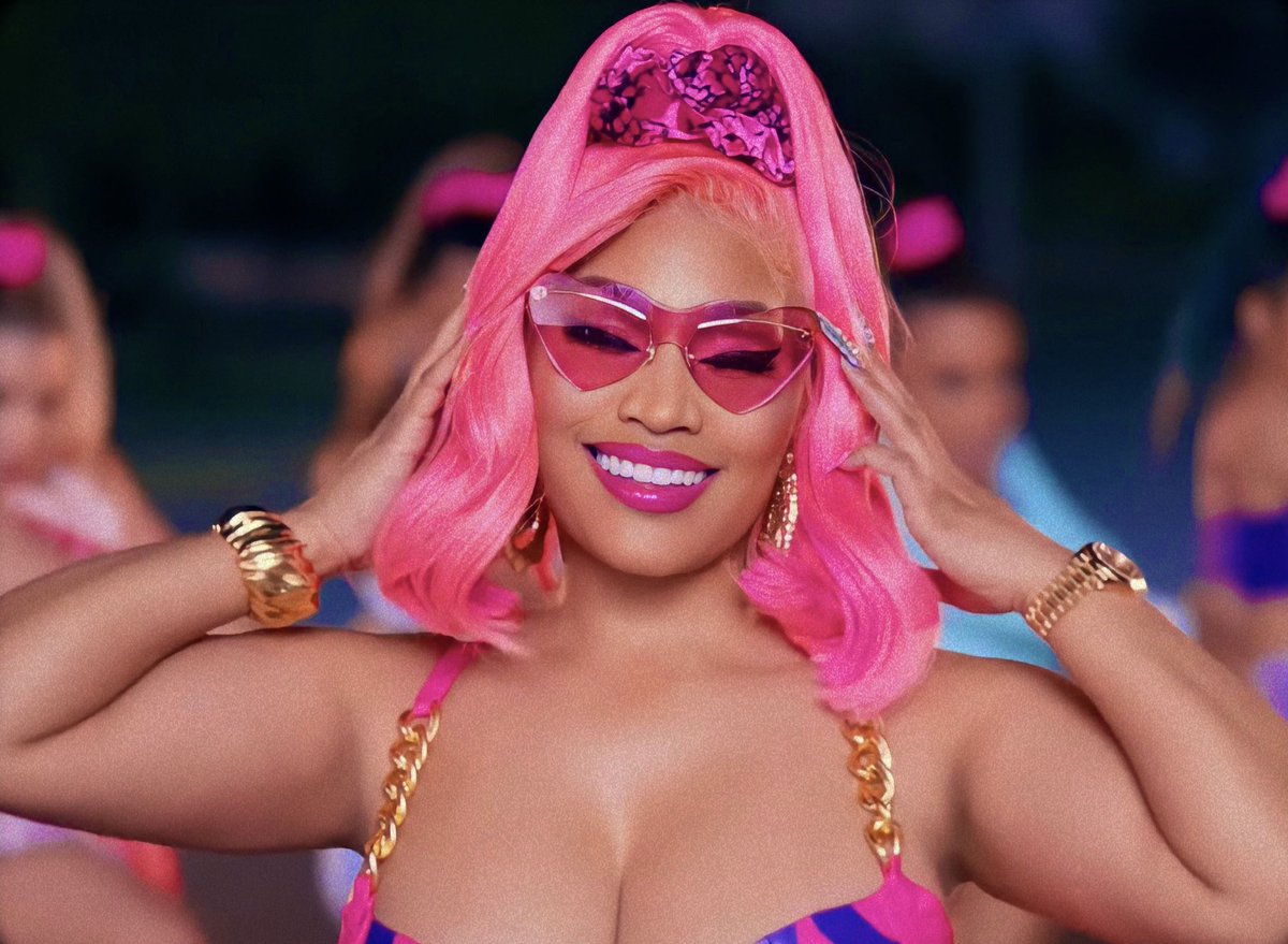 teaminajbrasil's tweet image. Nicki Minaj NÃO “minimizou a homofobia”. 

Depois da sua fala recente, um fã (que é gay) abordou ela dizendo que era errado ela falar do Trump porque isso afeta os gays. 

Nicki, então, respondeu que não tinha nada a ver o fato de “ser gay” com ela defender os Cristãos…