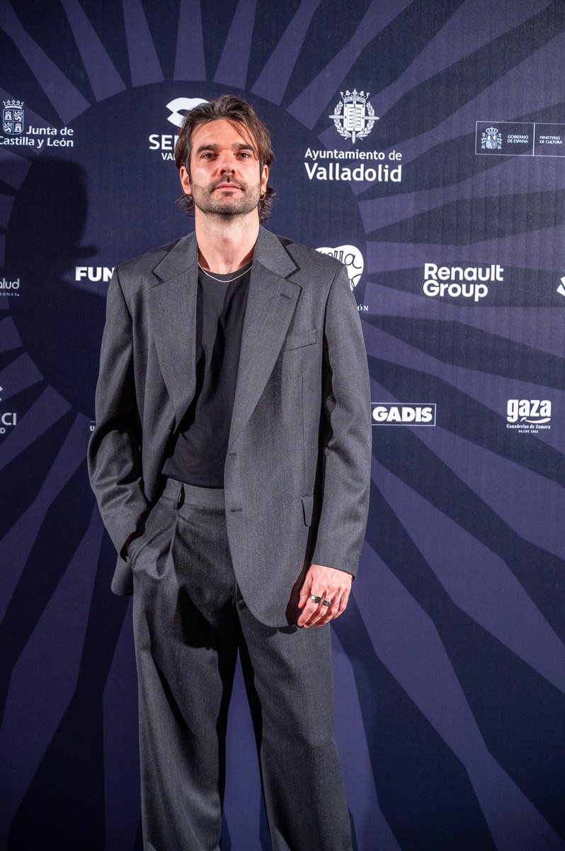 GotadeLuzRedes's tweet photo. Felices con el estreno de #SiempreEsInvierno en la Sección Oficial de la 70ª  #SEMINCI2025 como película de clausura 🎬✨😍

La nueva película de David Trueba que cuenta en el reparto con nuestro @jonariasv 🔝🎞️

En cines de toda España este viernes 7 de noviembre https://t.co/zUcttx818J