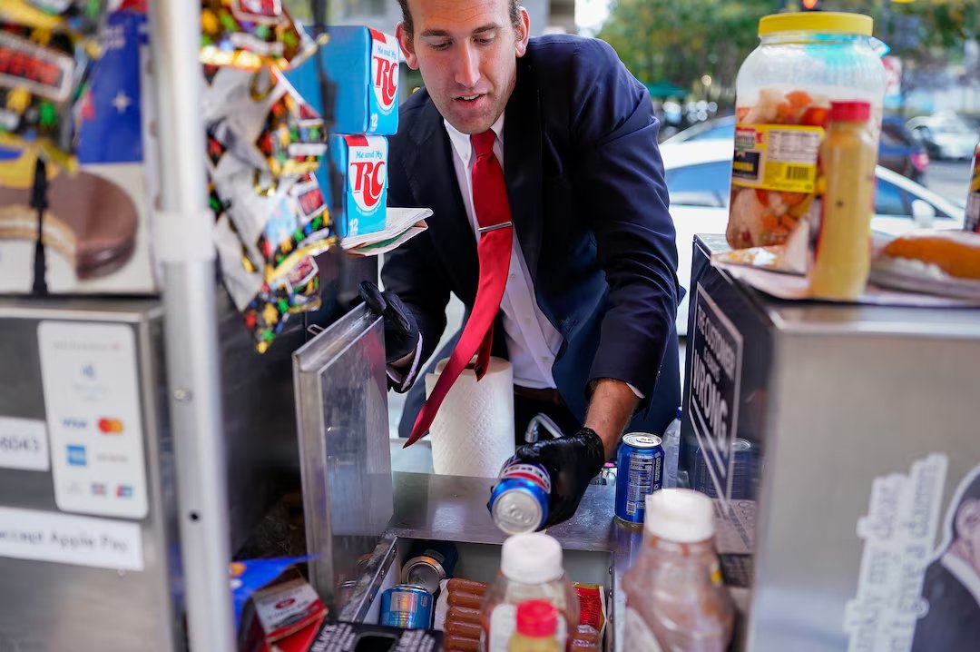 DeepInsightLabs's tweet image. Not all VCs are bad, but the IRS guy running a hotdog stand is more of a founder than 90% of VCs.