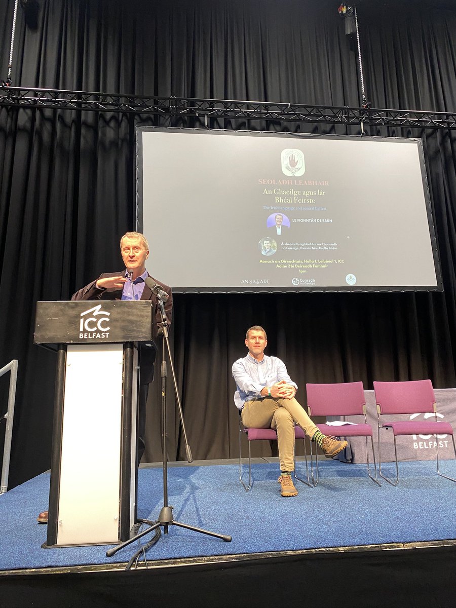 CnaG's tweet image. Bhí an-áthas ar Uachtarán Chonradh na Gaeilge, Ciarán Mac Giolla Bhéin, Leabhar nua leis an Ollamh Fionntán de Brún a sheoladh ag an Oireachtas Dé hAoine.

Tá &quot;An Ghaeilge &amp;amp; Lár Bhéal Feirste&quot; ar fáil i siopa Ollscoil Mhá Nuad anois &amp;amp; ar díol i siopaí leabhar gan mhoill. 📖