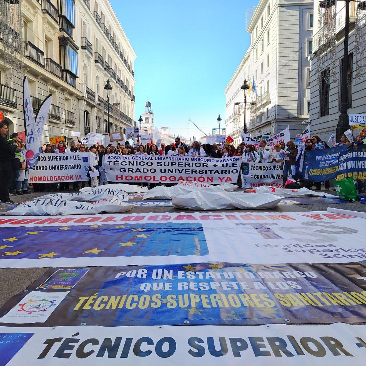 iDiarioES's tweet photo. #HuelgaTSS Gran manifestación en Madrid de Técnicos Superiores Sanitarios. Exigen la incorporación en la categoría B, y que se reconozca su formación como grado universitario. https://t.co/jMvRIKVPGs