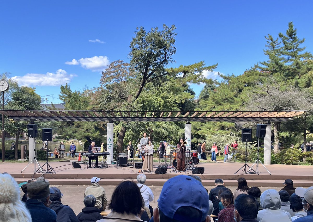 森のJAZZ祭@石神井公園野外ステージ🌳3組聴いた。めっちゃ強風！でも楽しかった🌞
•おみのさんトリオ: 齋藤 純一 gt. 小美濃 悠太ba. Kan perc.
•あっきーさんカルテット: 清水 昭好ba. 駒野 逸美tb. 太田 朱美fl. 魚返 明未pf. 
•布施君トリオ: 布施 音人pf.、高橋 陸ba. 中村 海斗dr.