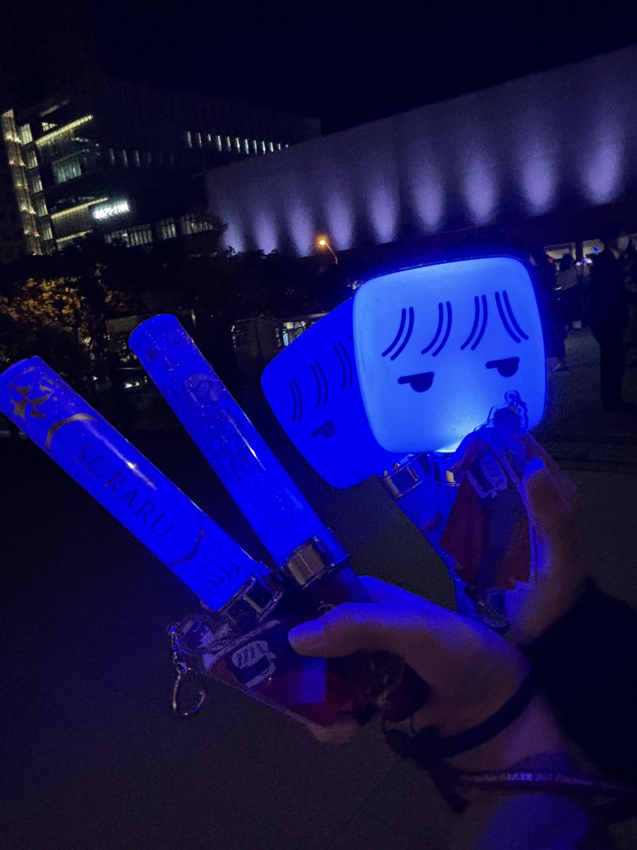 めちゃくちゃ久しぶりにそらるさんの生歌をいっぱい浴びれて本当に幸せな1日でした😊
ずっと大好きで久々に聞けた曲が多くて泣いちゃった😭来年はめちゃくちゃ稼働すると言っていたので今から楽しみ✨
今日あってくれた人たちはありがとうございました‼️
対アリです✊