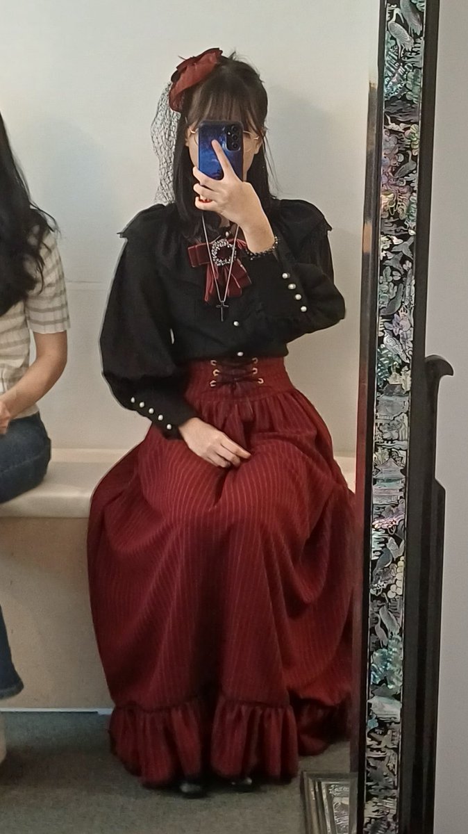 ⬅️평민 드레스            귀족 드레스➡️
평민이 더 이쁘면 하트, 귀족이 더 이쁘면 RT 부탁드립니다🙏