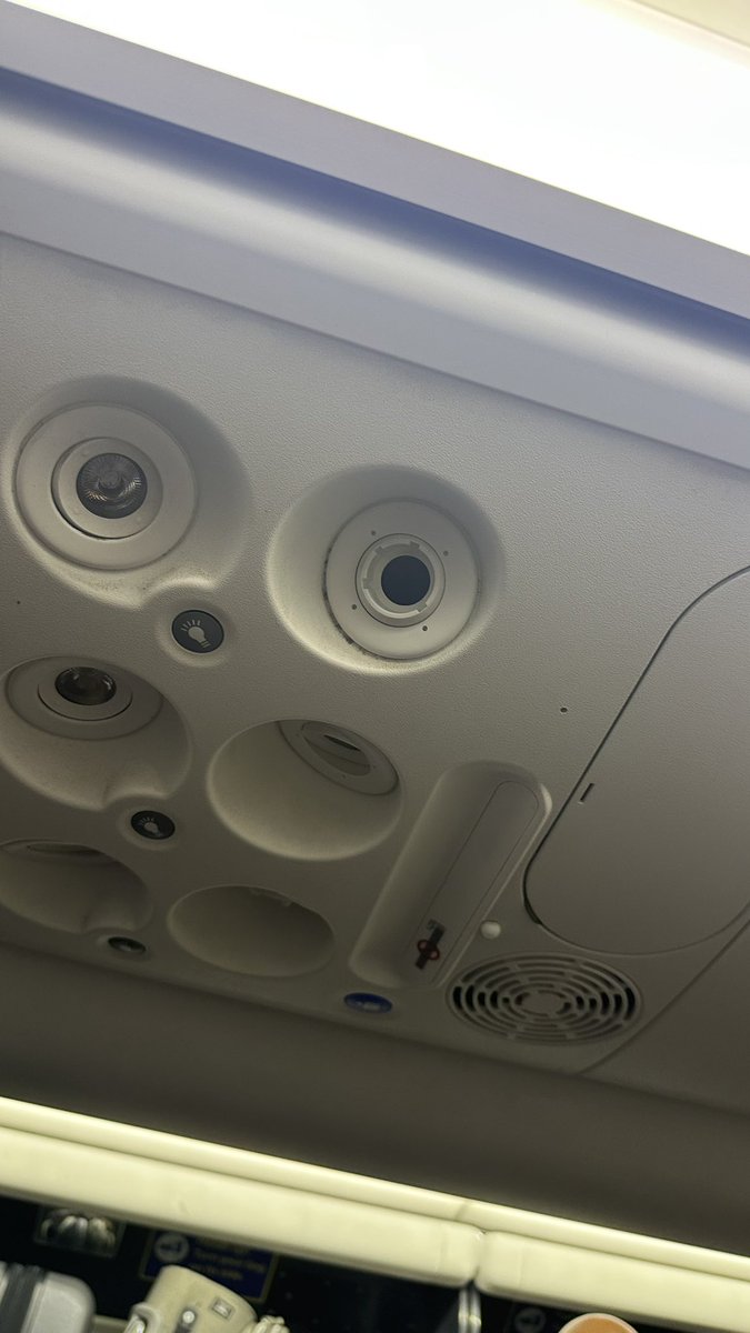 iWags's tweet photo. @SouthwestAir need to fix their air circulation. It was so hot on my flight and my air valve was broken too. https://t.co/D0E24Dsau8