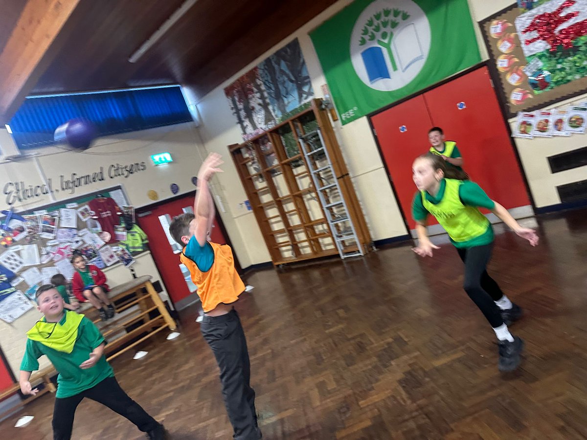 CefnCouncil's tweet image. Week 6 of #StayOnSide at Ysgol Cefn Mawr ⚽️

Year 6 worked with our Community Development Officer @AndrewRuscoe to prep for their presentation, explored ASB facts in North Wales &amp;amp; beyond, and boosted their fine motor skills through handball! 💪🙌

Funded by the @TNLComFundWales