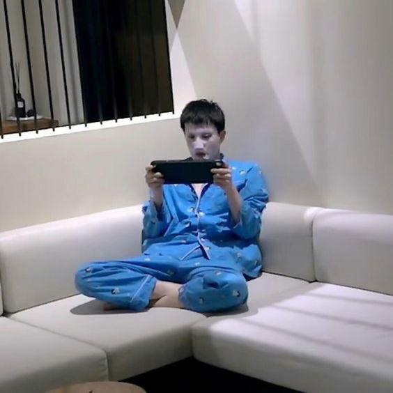 dengdogp's tweet image. 제이홉:나이가32인데 게임이  재밌다…웃기죠?

김석진: