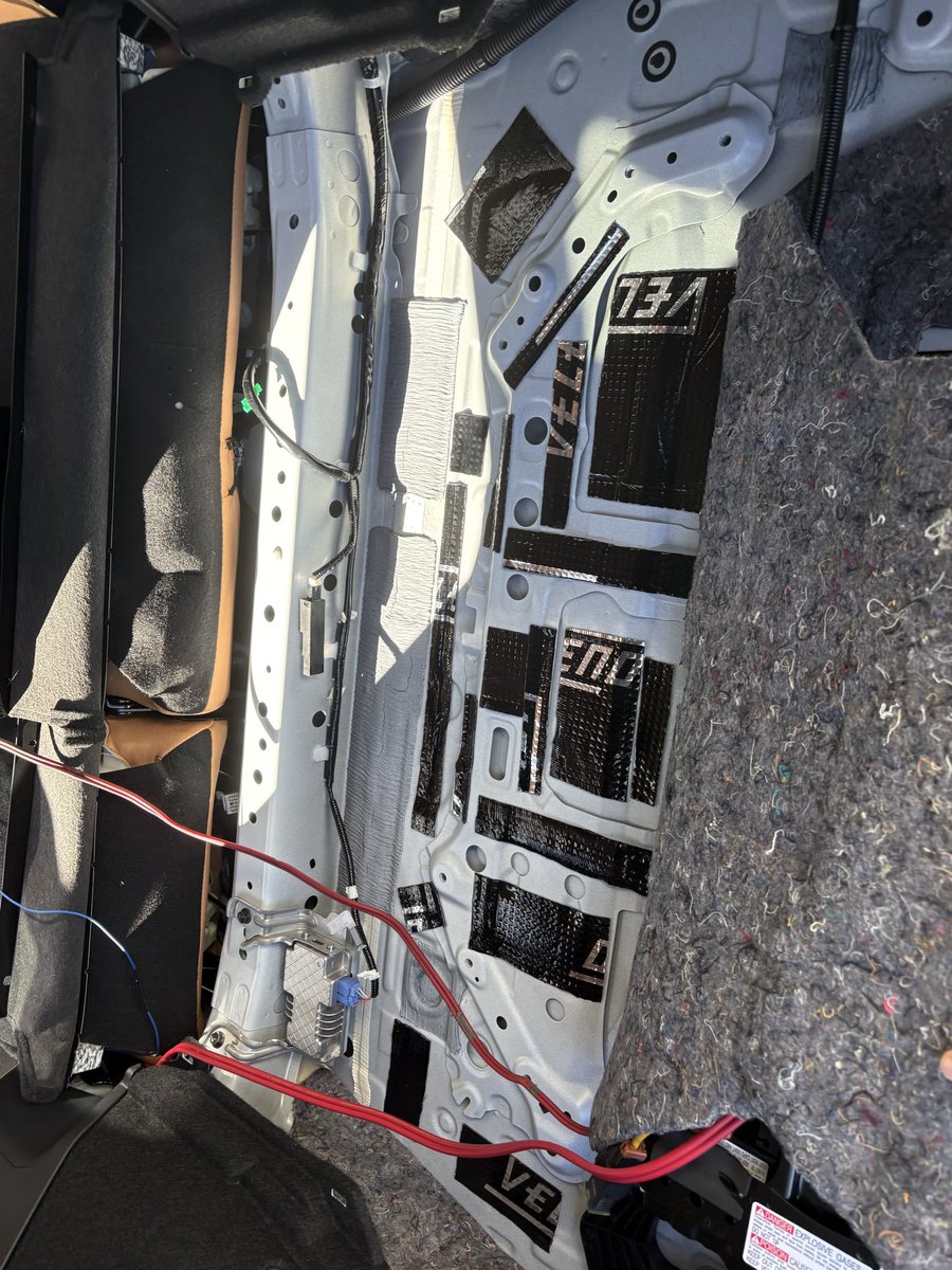 kazoon12774's tweet photo. NXのオーディオDIY
本日はラゲッジのデッドニング

真ん中らへんが叩いててよく響くので重点的に！

レアルシルトよりハサミで切りやすかった。
その後シンサレート敷いて完了！

結構お手軽に出来たかな。

試走でも裏が静かになった感じ。 https://t.co/Th74cjMf95