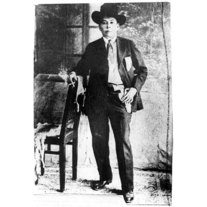 Un día como hoy, el 3 de noviembre de 1889, nació el revolucionario mexicano Amelio Robles Ávila. Asignado como mujer al nacer, más tarde vivió como hombre e insistió en que lo trataran como tal,