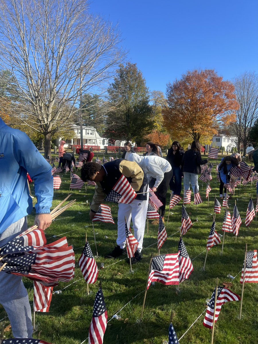EBathletics's tweet image. Football was grateful to give back to the community this past Saturday! Thank you to Kiwanis Club for allowing us to lend a hand!