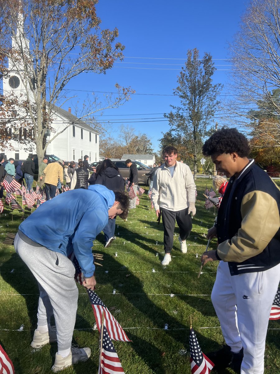 EBathletics's tweet image. Football was grateful to give back to the community this past Saturday! Thank you to Kiwanis Club for allowing us to lend a hand!