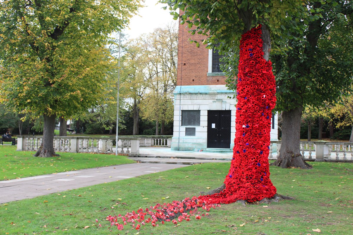 CharnwoodBC's tweet image. 🌹Two poignant poppy displays have been installed on trees in Loughborough.

🌳The trees at Queen's Park and Forest Road Greenbelt have been dressed in thousands of knitted poppies thanks to a project by the Loughborough in Bloom board and the Forest Road Greenbelt Gardeners.