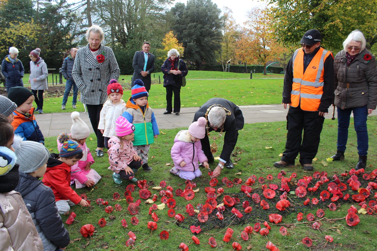CharnwoodBC's tweet image. 🌹Two poignant poppy displays have been installed on trees in Loughborough.

🌳The trees at Queen's Park and Forest Road Greenbelt have been dressed in thousands of knitted poppies thanks to a project by the Loughborough in Bloom board and the Forest Road Greenbelt Gardeners.
