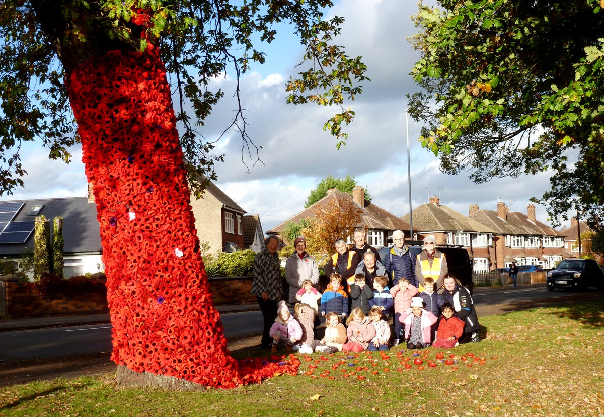 CharnwoodBC's tweet image. 🌹Two poignant poppy displays have been installed on trees in Loughborough.

🌳The trees at Queen's Park and Forest Road Greenbelt have been dressed in thousands of knitted poppies thanks to a project by the Loughborough in Bloom board and the Forest Road Greenbelt Gardeners.