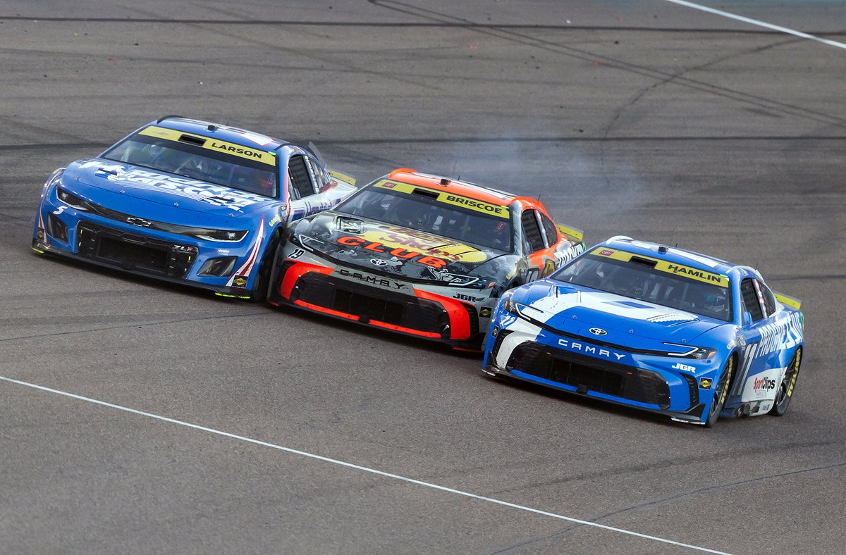 One of my favorite photos from yesterday’s #NASCAR Championship was this three wide pass of championship contender Chase Briscoe by championship contender Denny Hamlin and championship contender Kyle Larson late in the championship race.  

📸 <a href="/rebilasphoto/">Mark J. Rebilas</a>