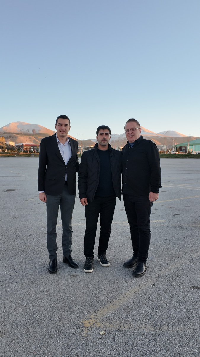 Erzurum’da gençlik adına konuşan çok oldu.
Laf çoktu, iş yoktu.
Biz o devri kapattık.

Bugün Demokrat Parti Gençlik Kolları;
Sahada, kampüste, sokakta en güçlü gençlik hareketidir.

Ve Gençlik Kolları Başkanımız yalnız değildir.
Onun omuzunda duran el; Erzurum’un vicdanı, iradesi