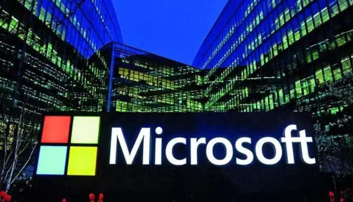 CruxTimes's tweet photo. 🇺🇸🇦🇪 Microsoft gets U.S. approval to ship Nvidia AI chips to the UAE for the first time. The chips will power new AI data centers as part of a $15B investment. https://t.co/Mfz0pNjawP