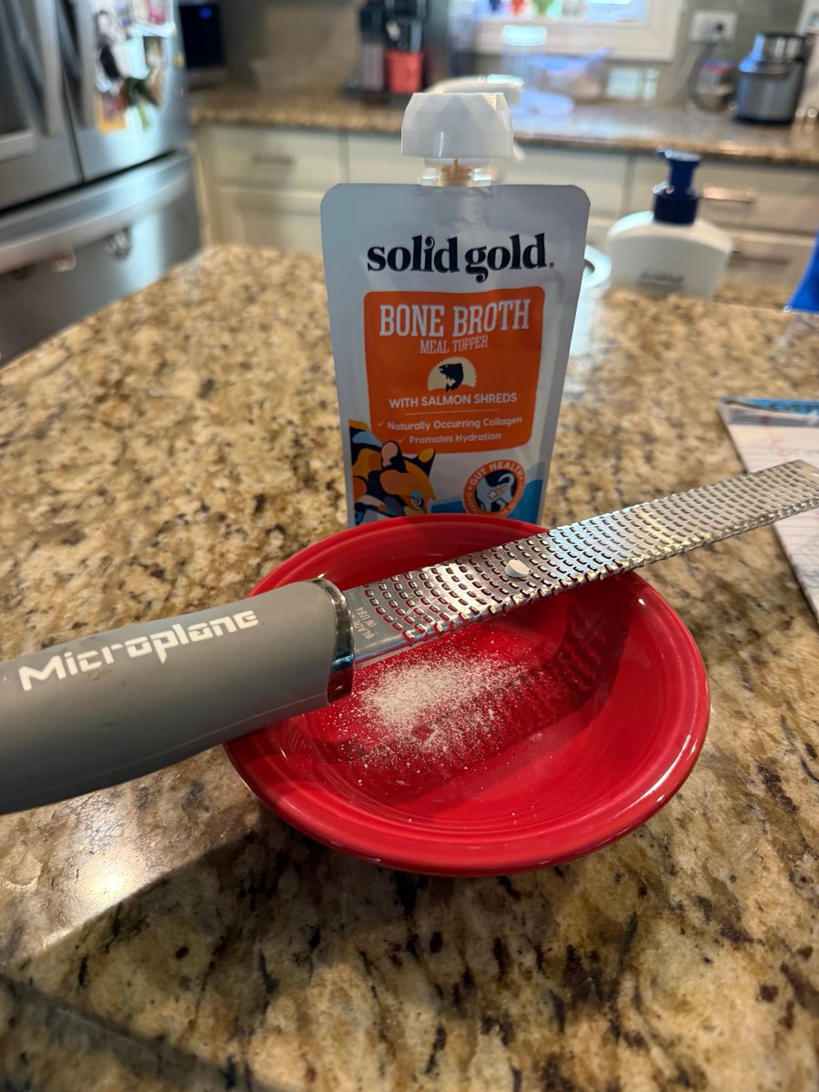 zemote's tweet image. #pethack for giving your pet pills. Grind pill to dust with a microplane and mix  with a favorite treat or wet food. #lifehack