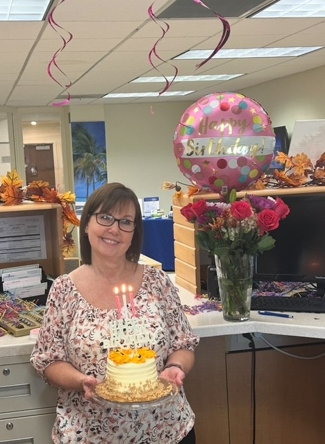 Last week our Gateway team celebrated Teller Tracey Lentz's birthday! Here's to a year filled with success, joy, and unforgettable moments! 🎂🥳 Happy Birthday Tracey!  We're so glad you're on our team! ow.ly/f36p50Xl2k4
