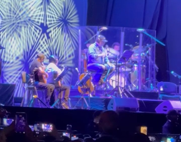 Quiénes fueron a ver a Silvio en Medellín me podrían confirmar si lo que se ve es ¿un vidrio blindado protegiéndolo?
¿En Cali también le pusieron este vidrio?