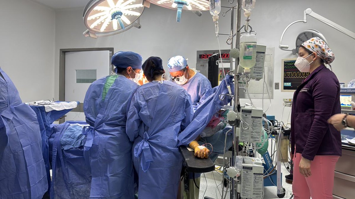soyfemmes's tweet photo. Una madre rarámuri tomó una decisión que cambió dos vidas. Donó uno de sus riñones a su hija de 16 años, quien enfrentaba una enfermedad renal. El trasplante se realizó en el Hospital Central del Estado, con la participación de médicos, enfermeras y especialistas del Hospital. https://t.co/Qpp05cgHMp