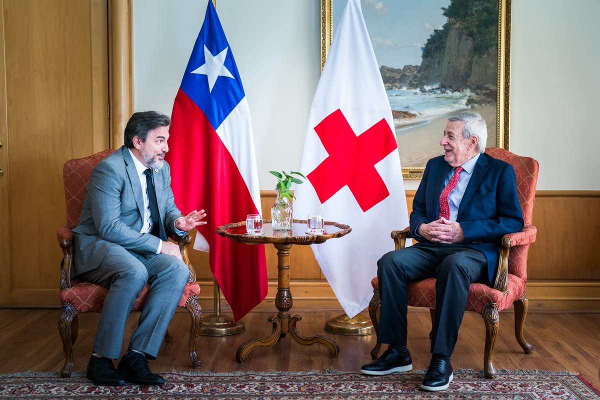 Minrel_Chile's tweet photo. El ministro de Relaciones Exteriores, Alberto van Klaveren, se reunió con el jefe de la Delegación Regional del Comité Internacional de la Cruz Roja para Argentina, Brasil, Paraguay, Uruguay y Chile, Nicolás Olivier, quien asumió recientemente en el cargo. https://t.co/8xcmoUQWgJ