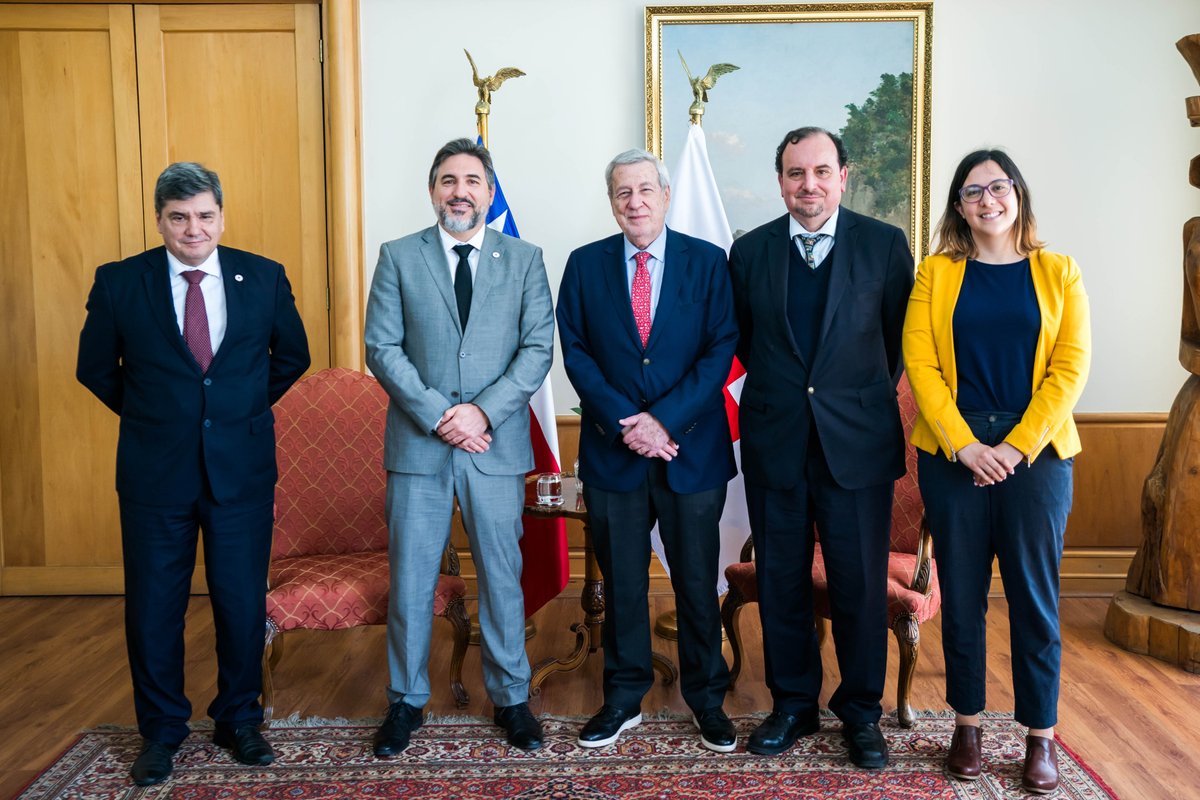 El ministro de Relaciones Exteriores, Alberto van Klaveren, se reunió con el jefe de la Delegación Regional del Comité Internacional de la Cruz Roja para Argentina, Brasil, Paraguay, Uruguay y Chile, Nicolás Olivier, quien asumió recientemente en el cargo.