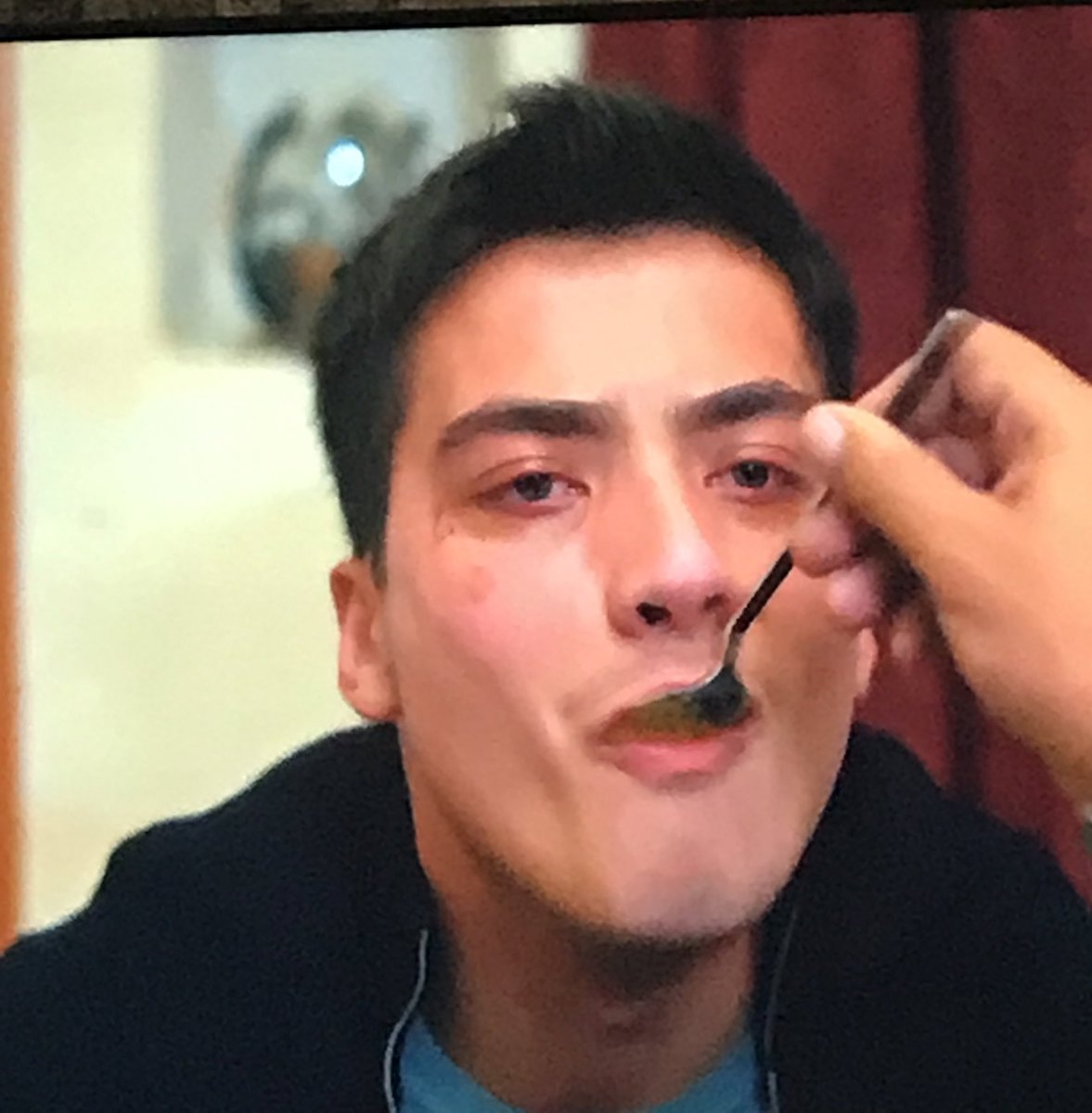 Ezelin kör annesi gibi oturdu çorba içiyor. #UzakŞehir