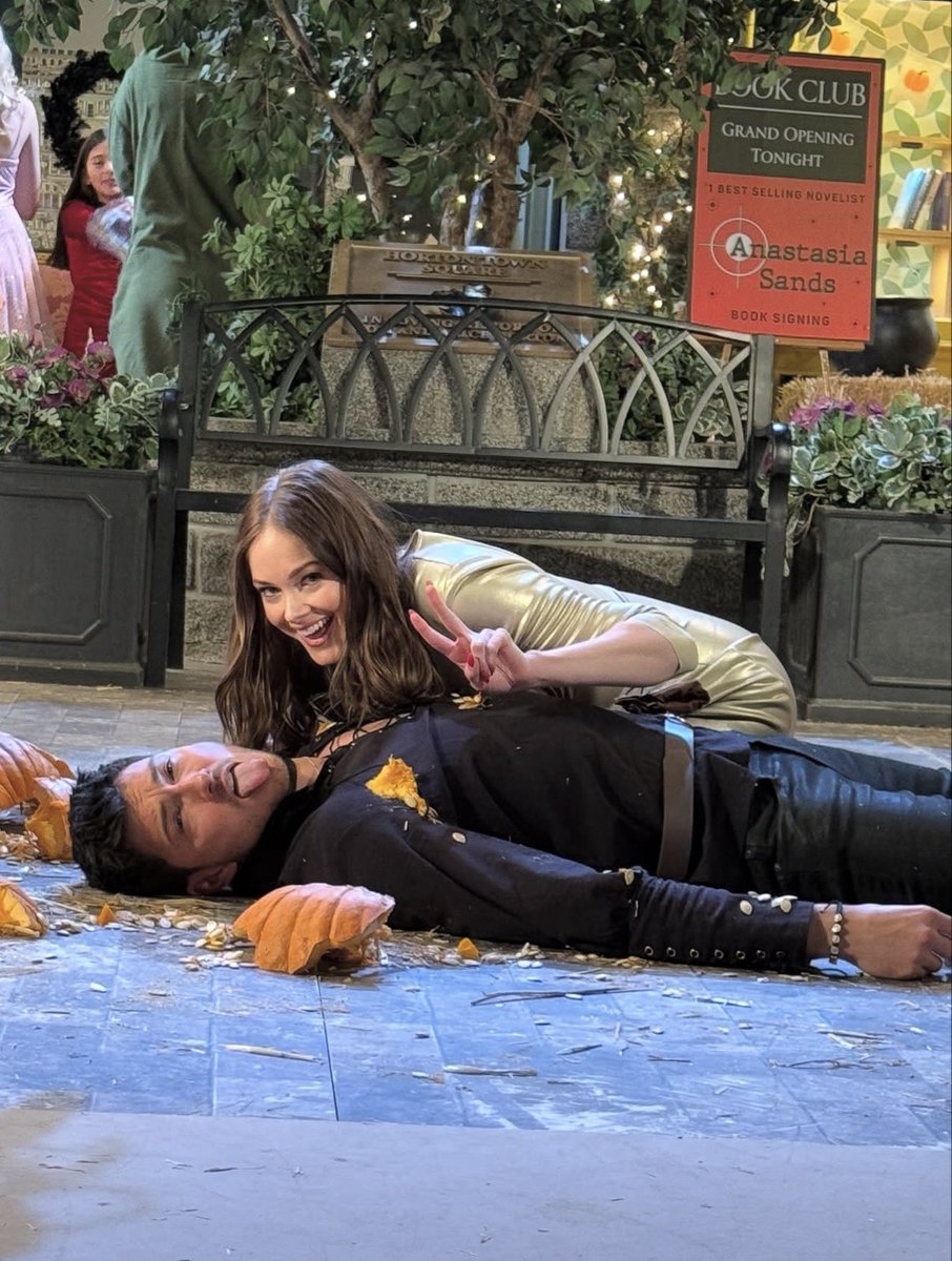 TeamRobWilson's tweet image. From @DaysPeacock IG Story!

@MrRobertScott 
@abigailklein_ 

#TeamRobWilson 
#SameTeam🔐