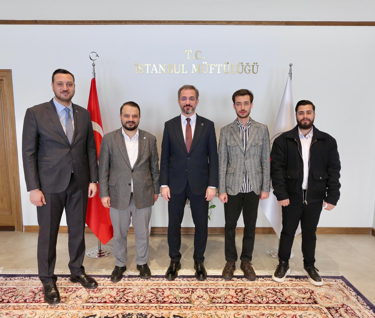 İstanbul Müftüsü Doç. Dr. Emrullah Tuncel’e hayırlı olsun ziyaretinde bulunduk. Rabbim, yeni görevinde kendisine bereketli ve hayırlı hizmetler nasip eylesin. 

Samimi misafirperverliği için kıymetli müftümüze yürekten teşekkür ediyorum.
