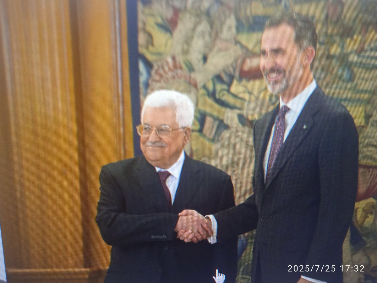 Aquesta és la fotografia que presidirà el partit Catalunya-Palestina: Mahmud Abbas, president de Palestina, saludant el borbó tot manifestant-li que els palestins estan "a favor de la unidad de España"
Felicitem als organitzadors...