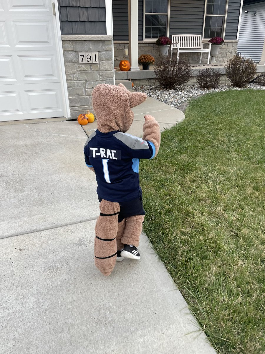 matthewleal's tweet photo. Had a @titans filled Halloween!  @Titans_TRac  and @TitansCheers !! #titanup https://t.co/uDqUT0UH3Z