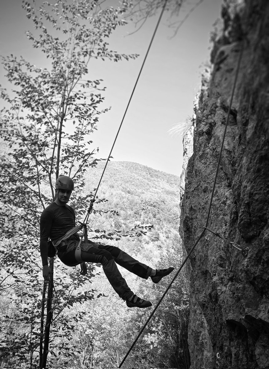 Climbing is art 😍🥇🧗‍♂️🌟
°
#rockclimbing #rockclimbingphotography #rockclimbinglife #climbinginkosova #climbinginpeja #rugovacanyon #rugova ##experiencepeja #experiencekosova #sportclimbingkosova #sportclimbing