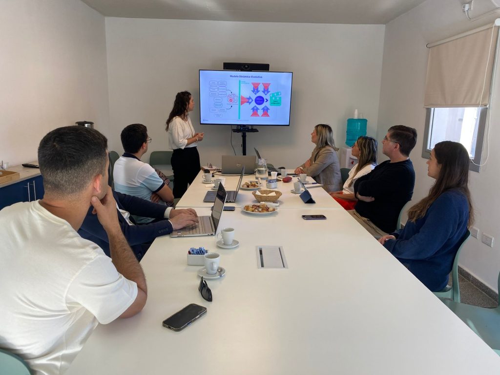 gobdecordoba's tweet photo. 📊 En la edición 2025 del Informe #GEIAL (Grupo de Ecosistemas Inteligentes de América Latina) que presenta una radiografía de las condiciones para #emprender en más de 25 ciudades de la región: 

📍 La ciudad de #Córdoba fue reconocida como el ecosistema más desarrollado en la región, #VillaMaría ocupó el quinto lugar del ranking general y #RíoCuarto, mostró un avance en casi todas las dimensiones evaluadas, con una mejora sostenida en articulación, gobernanza y desarrollo de empresas de base tecnológica ✅.

🧑‍💻El estudio, impulsado por la ex Agencia Córdoba Innovar y Emprender junto a los ecosistemas locales, refleja la evolución de las localidades en términos de madurez institucional, articulación público-privada y capital emprendedor 🤝.

Más información 👉 https://t.co/NnG3II6PHA

#SeguimosHaciendo #CórdobaNoPara